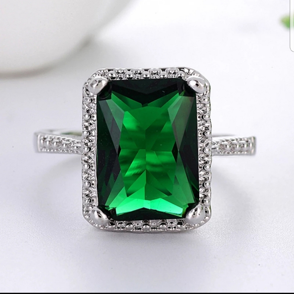 Large green stone ring!!! - Picture 5 of 8